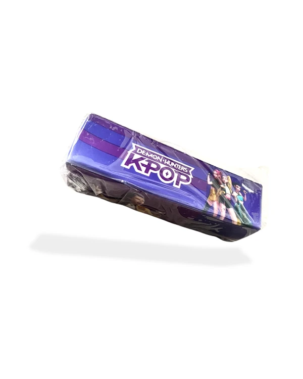 „Butter Squishy K-Pop Demon Hunters w wariancie Huntrix. Podłużny gniotek wykonany z miękkiej pianki, z kolorową grafiką inspirowaną bohaterami serii. Zaokrąglone krawędzie i dekoracyjna powierzchnia.”