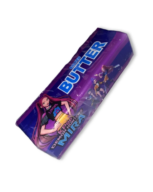 „Butter Squishy K-Pop Demon Hunters w wariancie Mira. Podłużny, miękki gniotek z pianki, ozdobiony grafiką inspirowaną postacią Miry. Produkt ma zaokrąglone krawędzie i kolorową, dekoracyjną powierzchnię.”