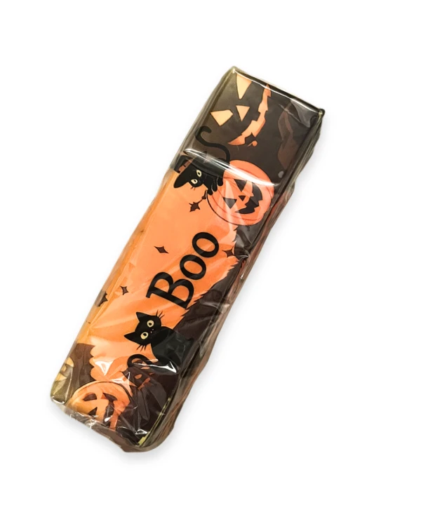 „Halloweenowy Butter Squishy w kształcie podłużnego gniotka. Pomarańczowa kolorystyka, dekoracyjne elementy nawiązujące do Halloween oraz motyw ducha. Produkt ma zaokrąglone krawędzie i miękką, piankową formę.”