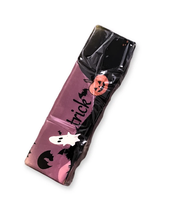„Halloweenowy Butter Squishy w kształcie podłużnego gniotka. Fioletowa kolorystyka z halloweenowymi dekoracjami i ozdobnym nadrukiem. Produkt ma miękką, piankową formę oraz zaokrąglone krawędzie.”