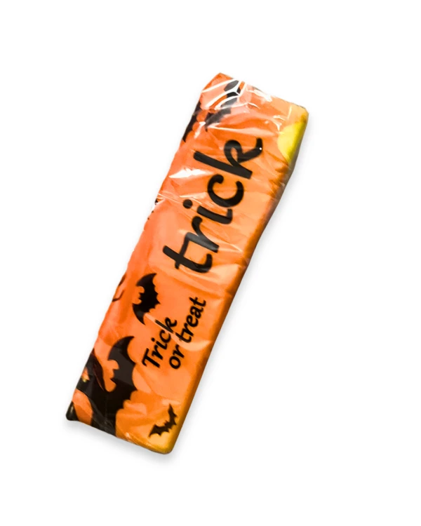 „Halloweenowy Butter Squishy w kształcie podłużnego gniotka. Pomarańczowa kolorystyka z halloweenowymi dekoracjami i ozdobnym nadrukiem. Miękka piankowa forma oraz zaokrąglone krawędzie.”
