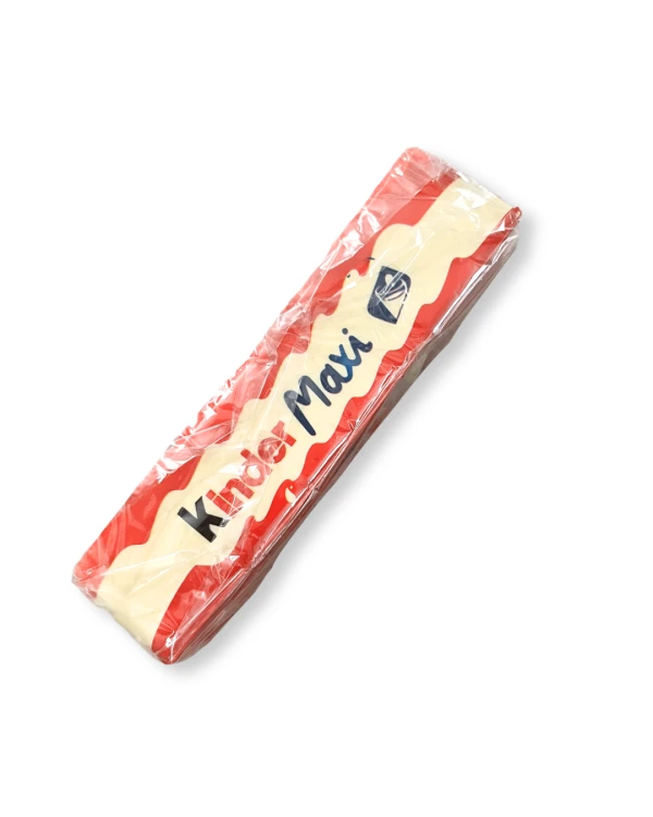 „Miękki Butter Squishy w kształcie batonika Kinder. Biała i czerwona kolorystyka z brązowym akcentem oraz nadrukiem inspirowanym opakowaniem słodyczy. Podłużny kształt i zaokrąglone krawędzie.”