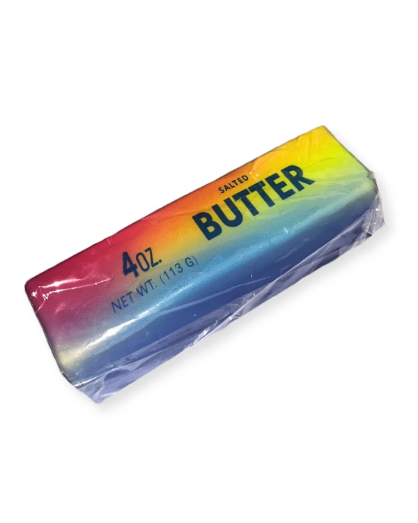 „Kolorowy gniotek Butter Squishy w podłużnym kształcie, długości około 13,5 cm. Powierzchnia ma gradientowe przejście kolorów tęczy ułożonych poziomo. Produkt jest miękki i piankowy.”